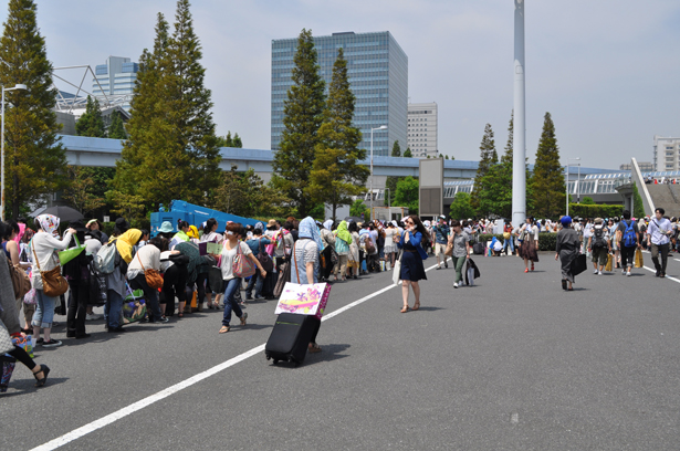 People wait in line for hours for a new dojinshi