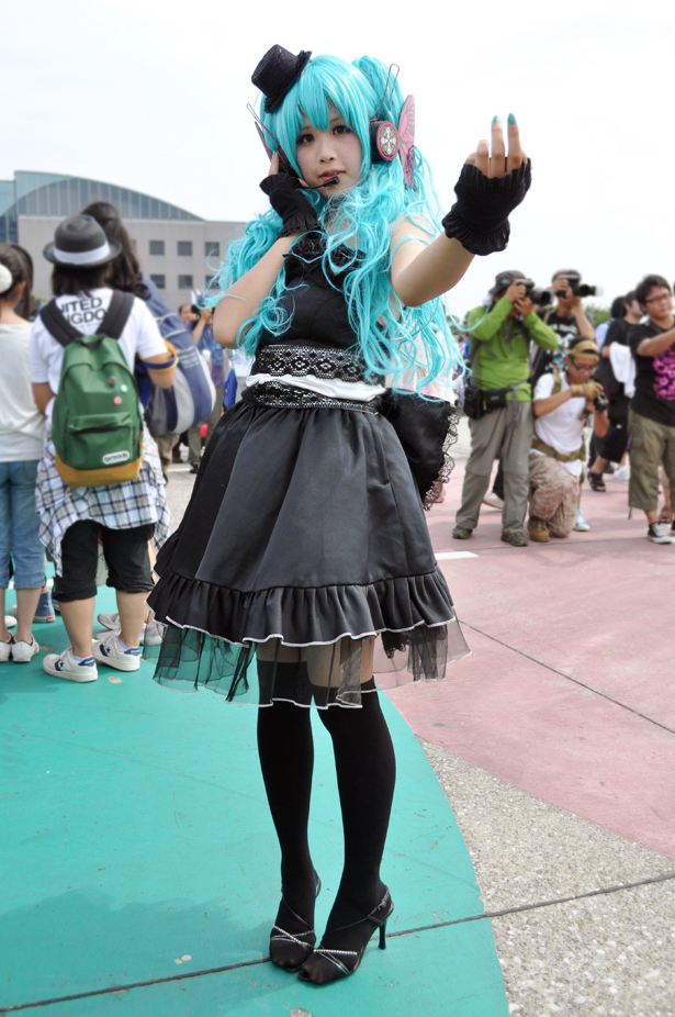 Hatsune Miku cosplayer at Comiket 82