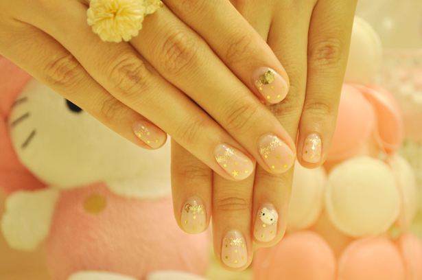 Hello Kitty nail