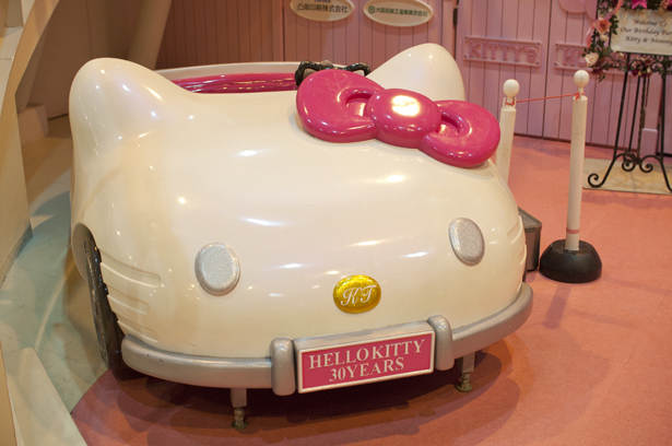 Hello Kitty car in Sanrio Puroland