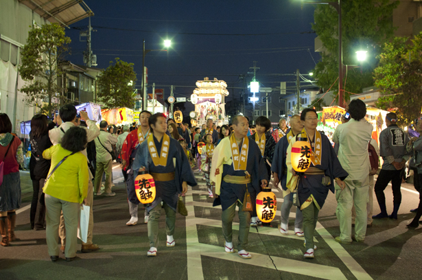 A float is going to the central of Kawagoe Matsuri